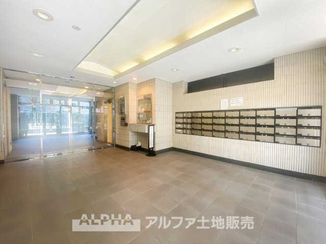 ライオンズマンション八王子南町のエントランス|シンプルで機能的な集合ポストが設置されたロビー。管理が行き届いた清潔感のある空間が、住まう方の快適な生活を支えます。自然光が差し込む設計で、明るく心地よい雰囲気が広がります。