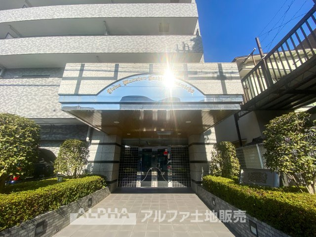 ライオンズマンション八王子南町のエントランス|手入れの行き届いた植栽が迎えるエントランスは、住まう方に安心感と心地よさをもたらします。広々としたアプローチが確保され、日々の出入りもスムーズ。落ち着いた雰囲気が魅力の空間です。