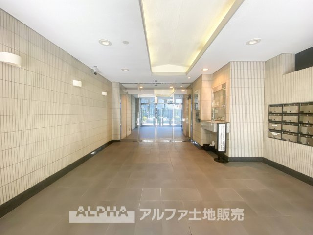 ライオンズマンション八王子南町のエントランス|明るく開放感のあるエントランスホールが、住まう方や来訪者を温かく迎えます。洗練されたデザインとゆとりのある設計が、日々の暮らしに安心と快適さをプラス。落ち着いた空間が心地よさを演出します。