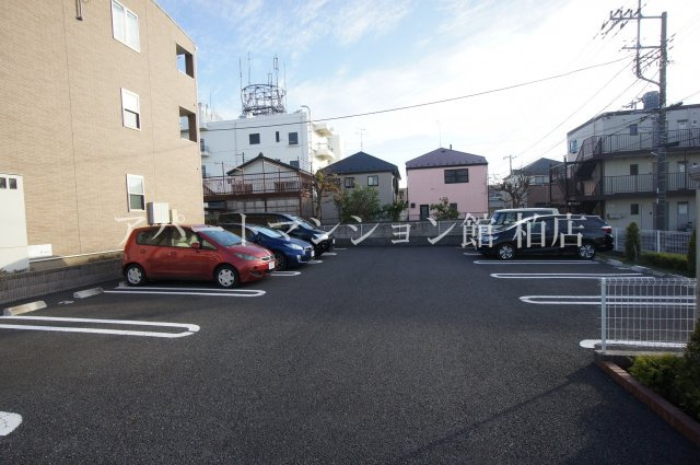 ラフィネ江戸川台の駐車場