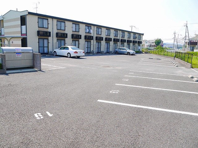 レオパレスめいの駐車場|駐車スペースもあります