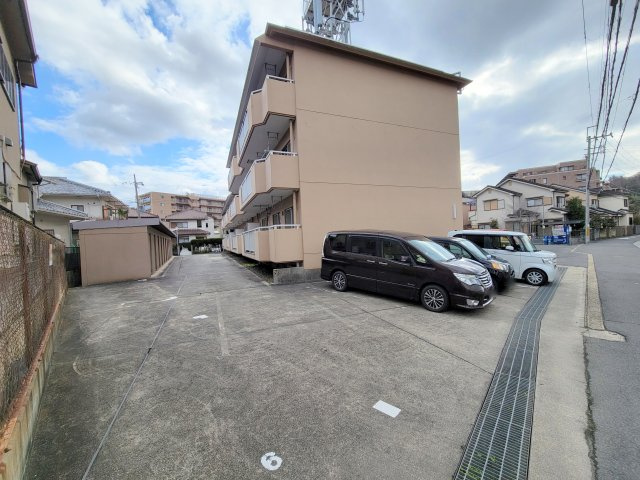 ヴィルドミール富雄の駐車場