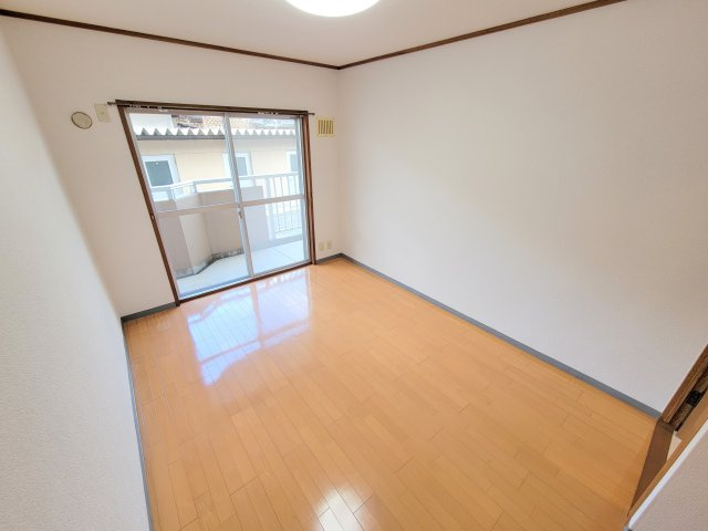 ヴィルドミール富雄の洋室