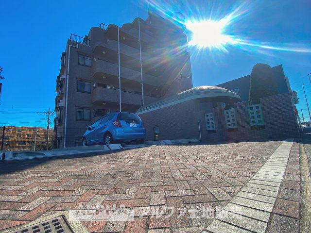 アーデル聖蹟桜ヶ丘の外観|【outward appearance】
◆外観◆空隙と緑が織りなす柔らな陽射しと薫風を頬で感じさせ、さりげなく気が利いていて穏やかな雰囲気を醸し出すエリア。