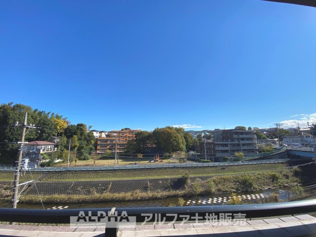 アーデル聖蹟桜ヶ丘の展望|【The situation】
◆シチュエーション◆リビングルームのドアを開くと、窓から飛び込むのは緑と光の風光明媚な景色。僕の目に映るは、ここで家族と会話をワイワイガヤガヤ楽しんでいる様子。