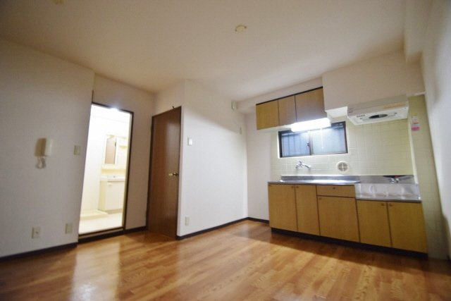 グレースＫの居間・リビング|キッチンの前の嬉しい小窓つき