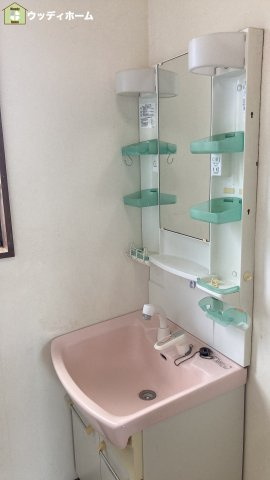 川口市安行吉岡　中古一戸建ての独立洗面台