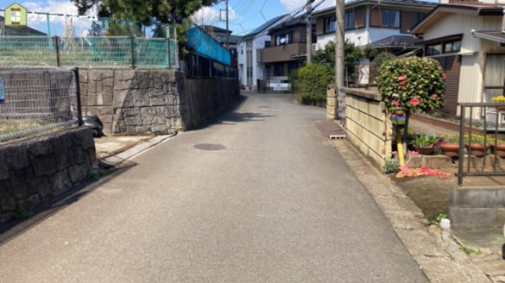 川口市安行吉岡　中古一戸建ての前面道路含む現地写真