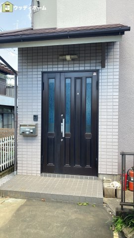 川口市安行吉岡　中古一戸建ての玄関