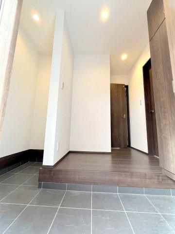 あきる野市草花の新築一戸建の玄関|2025年2月撮影