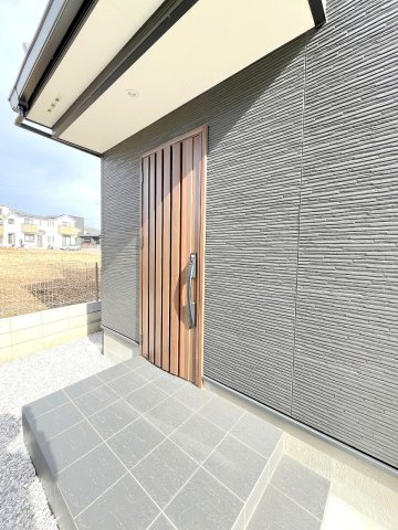 あきる野市草花の新築一戸建の玄関|2025年2月撮影