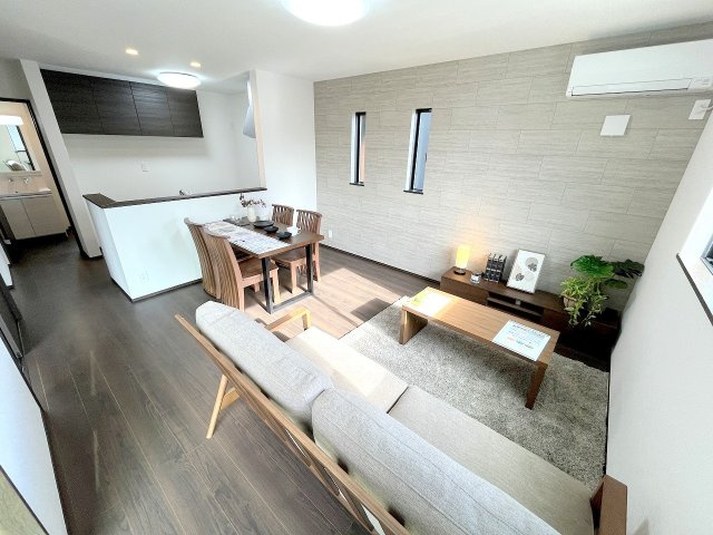 あきる野市草花の新築一戸建の居間・リビング|家具が置いてあるので住んだ後のイメージがしやすいです！