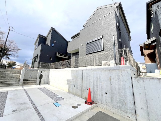 あきる野市草花の新築一戸建の駐車場|2025年2月撮影