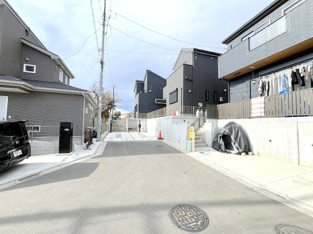 あきる野市草花の新築一戸建の前面道路含む現地写真|2025年2月撮影