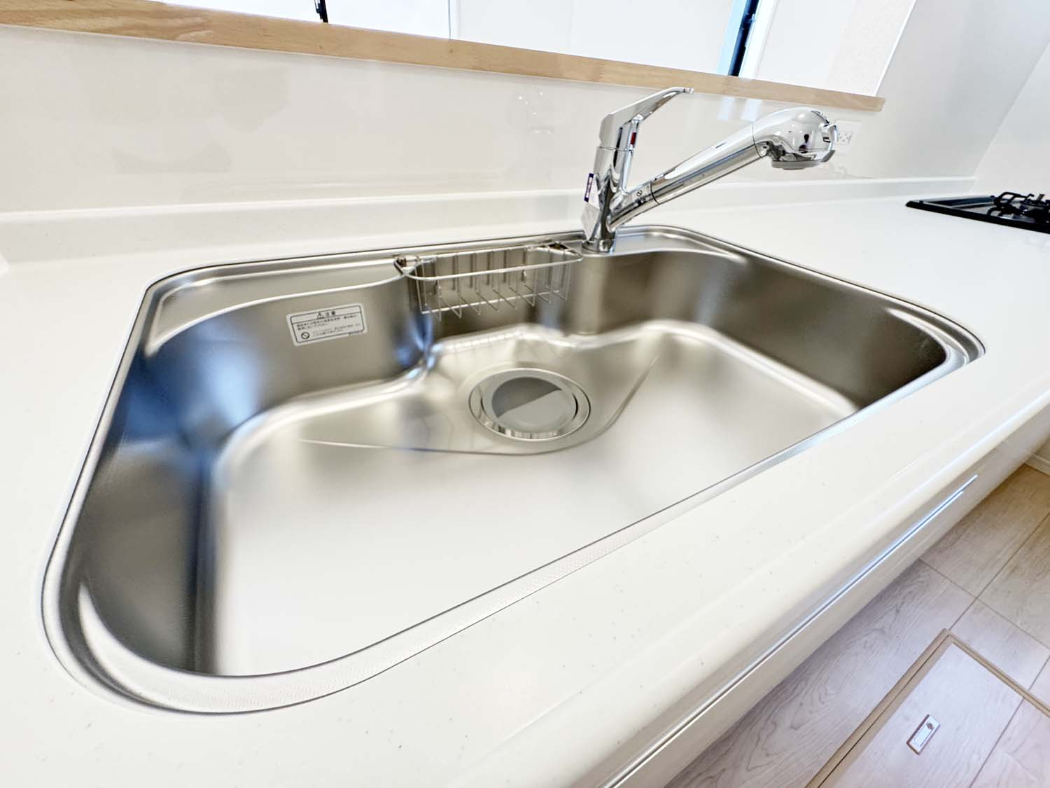 耐震+制震の家 新涯町4丁目：住宅性能取得物件：1号棟の設備|■全面エンボス加工ステンレスシンク
■水はねの音や食器が当たる音を大幅に軽減
■浄水器内蔵水栓、浄水器ごとホースを引き出せます