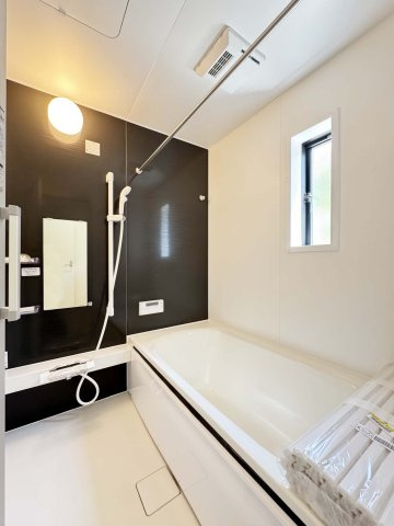 耐震+制震の家 新涯町4丁目：住宅性能取得物件：1号棟の浴室|■バスルームを湿気から守り、洗濯物を乾かす事が出来ます
■浴室暖房でヒートショックの予防
■４時間たっても、湯温低下は約2.5℃ お湯が冷めにくい構造で、光熱費を節約できます