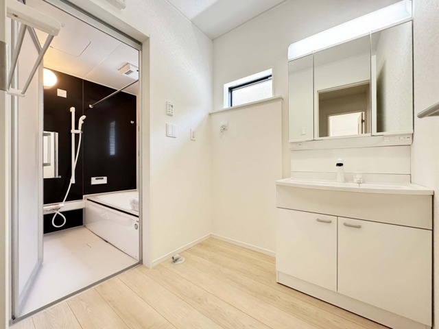 ■三面鏡タイプを採用。鏡の裏にも収納できます
■手洗の洗濯にも便利なゆったりサイズのシンク 
■水栓はリフトアップ機能付、ハンドシャワーでも使えます