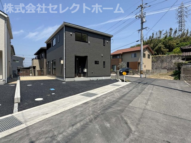 耐震+制震の家 新涯町4丁目：住宅性能取得物件：1号棟の玄関|■TVモニター 夜間の訪問者の顔も確認できるLEDライトを装備
■カードキー　カードやシールを近づけるだけで開け閉め出来る機能
■雨風に強い軽量アルミニウム仕上 インターホン 照明 ポスト 表札セット