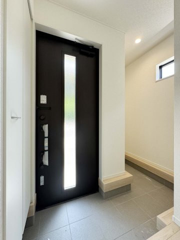 耐震+制震の家 新涯町4丁目：住宅性能取得物件：1号棟の玄関|玄関には大容量のシューズボックス