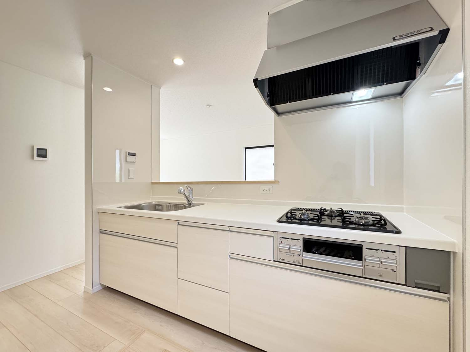 耐震+制震の家 新涯町4丁目：住宅性能取得物件：1号棟のキッチン|対面式のシステムキッチン：リビングで遊んでいるお子様を見守りながら、時にはお喋りをしながら料理や後片付けができる人気の高いスタイルです