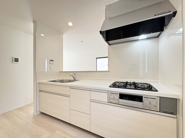 対面式のシステムキッチン：リビングで遊んでいるお子様を見守りながら、時にはお喋りをしながら料理や後片付けができる人気の高いスタイルです