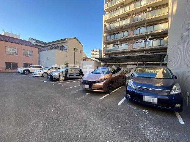 スカイコート松原の駐車場