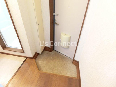 【玄関】 | グランディ桜ヶ丘 | 背の高い下駄箱で靴も収納できます。