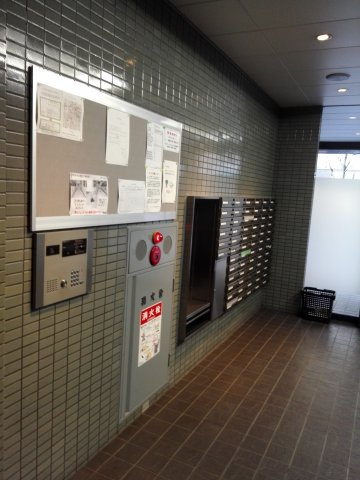【ロビー】 | コスモフォーラム三鷹（空室） | 1階エントランス部分　管理掲示板　