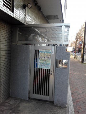 【その他共用部分】 | コスモフォーラム三鷹（空室） | 物件正面横（三鷹通り面）にあるマンション居住者専用ごみ出し場
