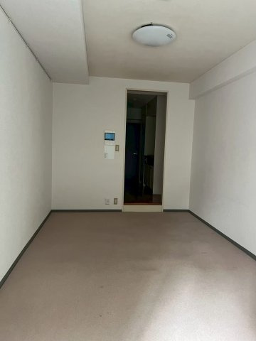 【洋室】 | コスモフォーラム三鷹（空室） | 洋室床は絨毯としております。明るい色調で壁クロスの色や建具の色とマッチしております。