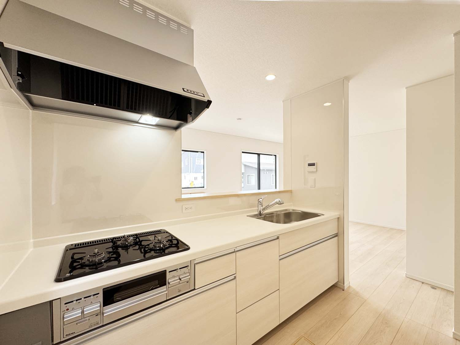 耐震+制震の家 新涯町4丁目：住宅性能取得物件：4号棟のキッチン|対面式のシステムキッチン：リビングで遊んでいるお子様を見守りながら、時にはお喋りをしながら料理や後片付けができる人気の高いスタイルです