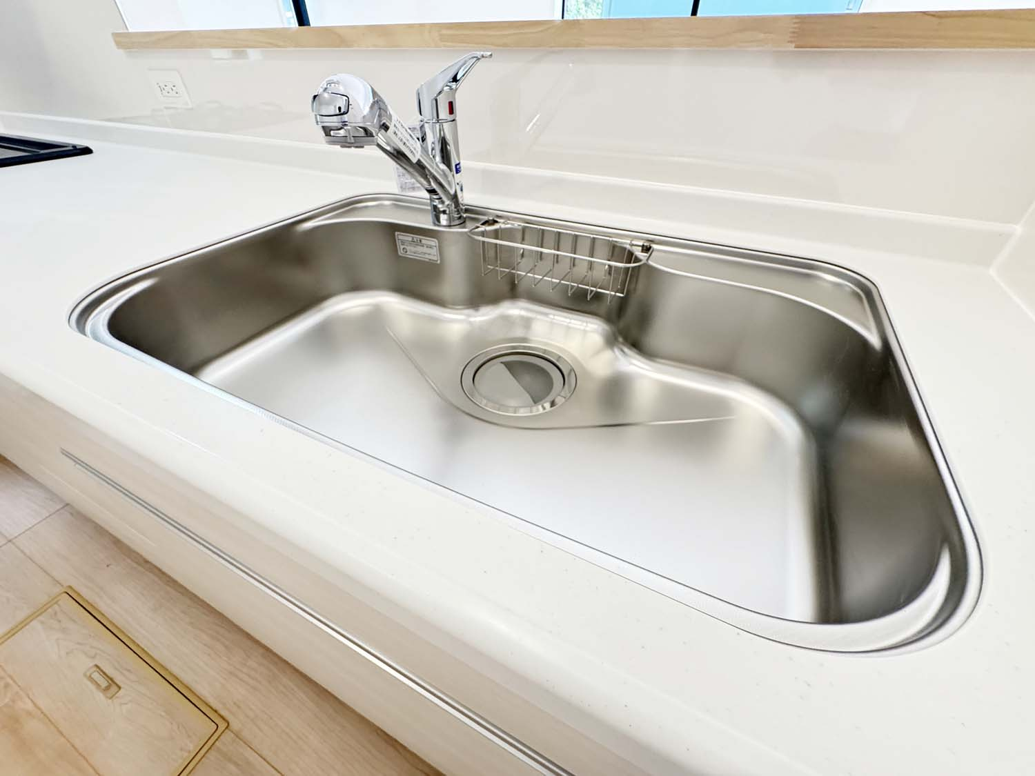 耐震+制震の家 新涯町4丁目：住宅性能取得物件：4号棟の設備|■全面エンボス加工ステンレスシンク
■水はねの音や食器が当たる音を大幅に軽減
■浄水器内蔵水栓、浄水器ごとホースを引き出せます