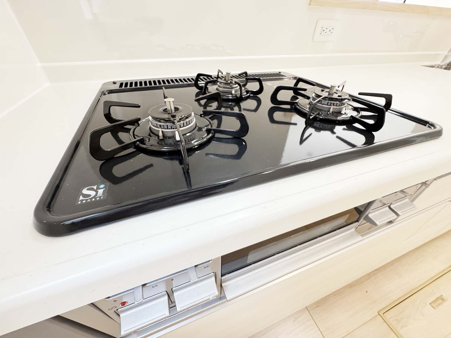 耐震+制震の家 新涯町4丁目：住宅性能取得物件：4号棟のキッチン|安全安心Siセンサー付ホーローガスコンロ
お手入れ楽々！