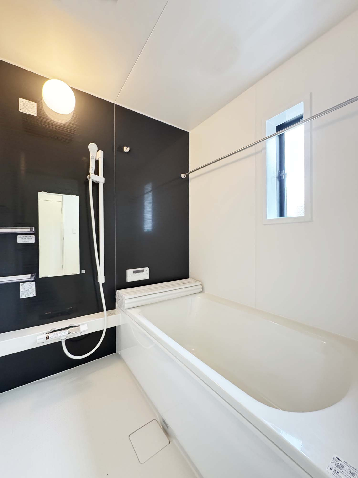 耐震+制震の家 新涯町4丁目：住宅性能取得物件：4号棟の浴室|■バスルームを湿気から守り、洗濯物を乾かす事が出来ます
■浴室暖房でヒートショックの予防
■４時間たっても、湯温低下は約2.5℃ お湯が冷めにくい構造で、光熱費を節約できます