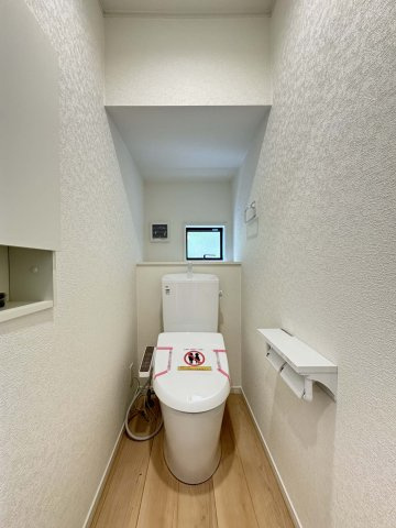 耐震+制震の家 新涯町4丁目：住宅性能取得物件：4号棟のトイレ|■1階、2階に設置
■自動開閉で清潔
■「スゴフチ」奥までぐるーっとフチなしのお手入れカンタン仕様