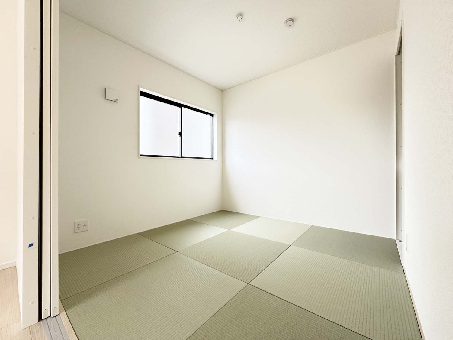 耐震+制震の家 新涯町4丁目：住宅性能取得物件：4号棟の和室|畳は次世代畳として注目されるダイヤロン畳。退色しにくい上、ダニやカビの発生も抑えます