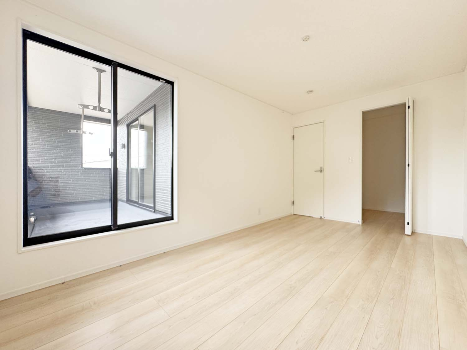 耐震+制震の家 新涯町4丁目：住宅性能取得物件：4号棟の洋室|各居室に収納を備えました