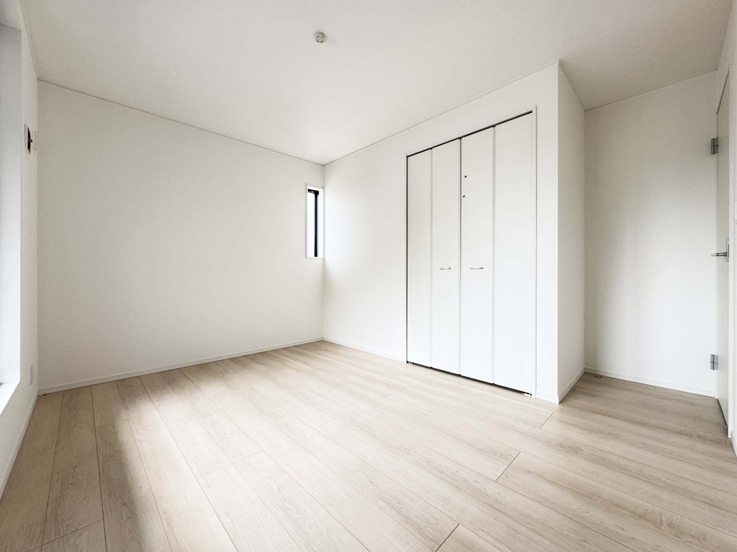 耐震+制震の家 新涯町4丁目：住宅性能取得物件：4号棟の洋室|各居室に収納を備えました