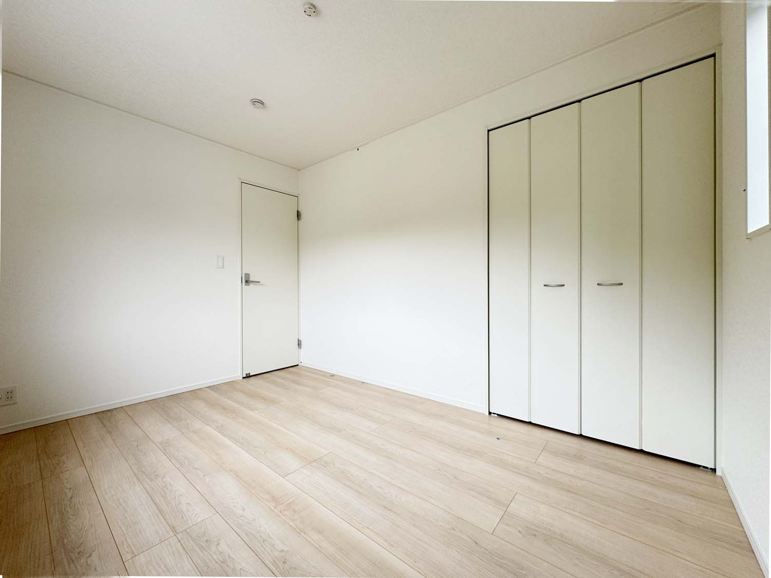 耐震+制震の家 新涯町4丁目：住宅性能取得物件：4号棟の洋室|各居室に収納を備えました