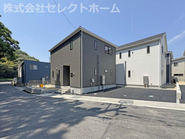 耐震+制震の家 新涯町4丁目：住宅性能取得物件：4号棟の玄関|■TVモニター 夜間の訪問者の顔も確認できるLEDライトを装備
■カードキー　カードやシールを近づけるだけで開け閉め出来る機能
■雨風に強い軽量アルミニウム仕上 インターホン 照明 ポスト 表札セット
