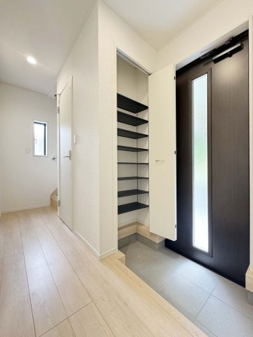 耐震+制震の家 新涯町4丁目：住宅性能取得物件：4号棟の玄関|玄関には大容量のシューズボックス