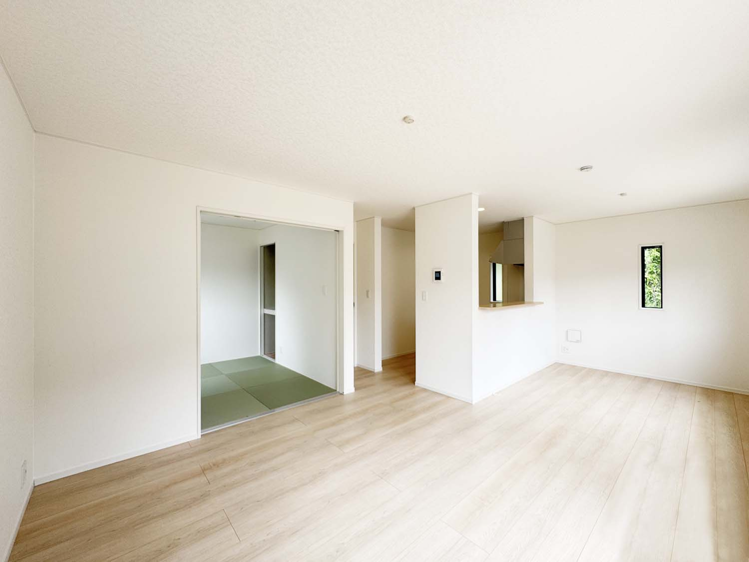 耐震+制震の家 新涯町4丁目：住宅性能取得物件：4号棟の居間・リビング|広々ＬＤＫ 
