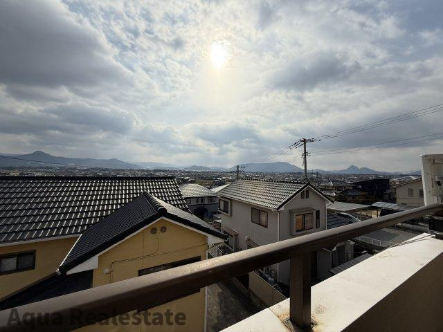 丸亀市飯山町下法軍寺　リノベ住宅のバルコニー|外からの目が気にならないバルコニーで洗濯物が干せます