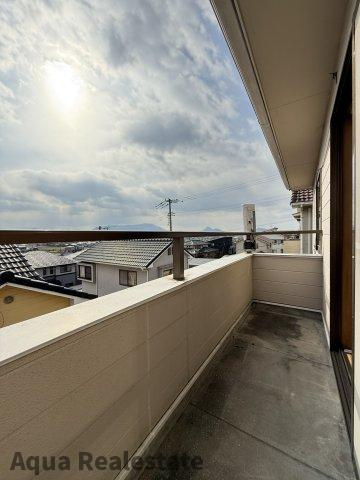 丸亀市飯山町下法軍寺　リノベ住宅のバルコニー|バルコニーからの眺めを楽しみながら食事をしませんか