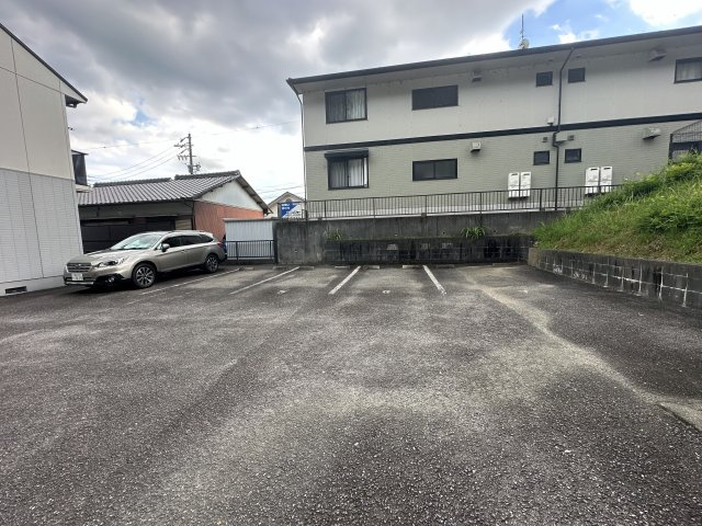 ドエル三芝の駐車場