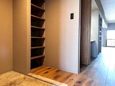 【玄関】 | 朝日プラザシティ・サザンパーク１番街Ａ棟　中古マンション | 玄関です。便利な玄関収納棚がございます。