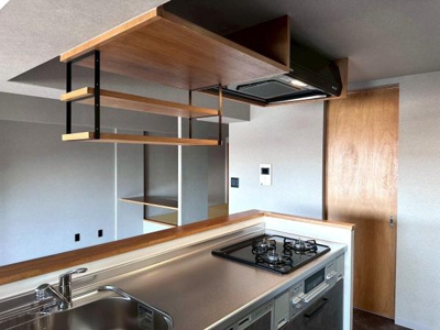 【キッチン】 | 朝日プラザシティ・サザンパーク１番街Ａ棟　中古マンション | 収納棚も備えています。