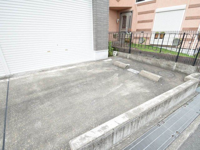 メゾン平井の駐車場