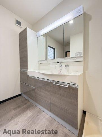 仲多度郡琴平町榎井 戸建の独立洗面台|独立洗面台あり、毎朝おしゃれに忙しい女性の方におすすめです