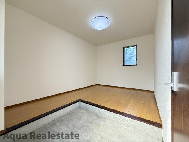 仲多度郡琴平町榎井 戸建の内装|一階の向かって左手の納戸スペースは活用様々です